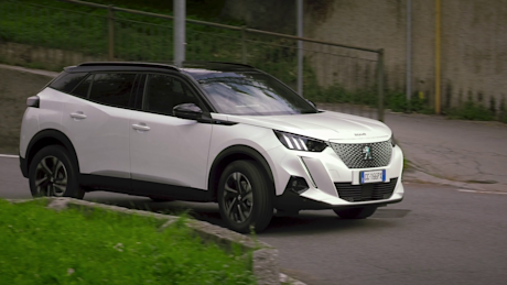 suv compatto elettrico peugeot
