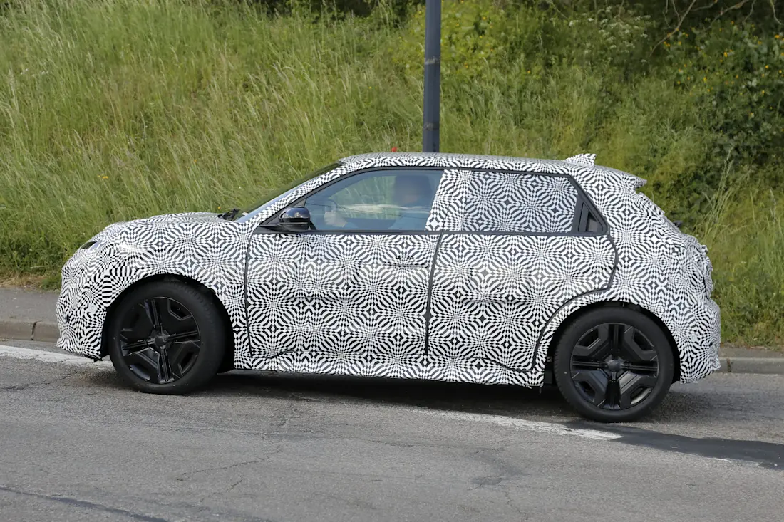 nissan-micra-is-klaar-om-mee-te-liften-op-succes-renault-5-2025-04