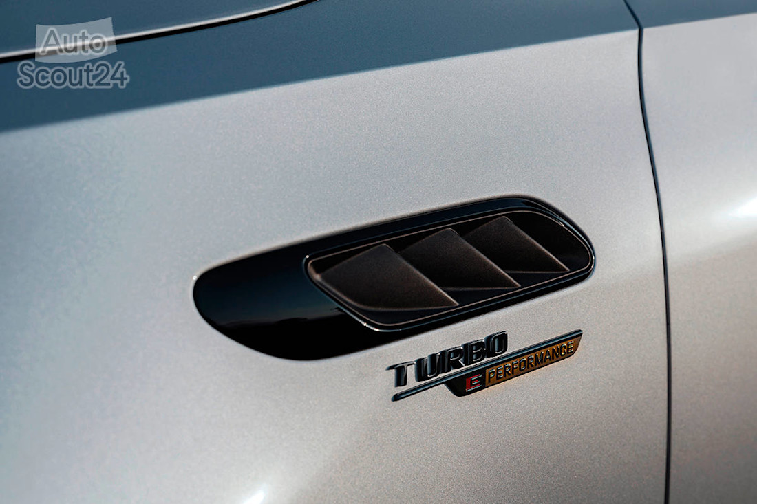 Mercedes-AMG C63 S EPerformance 2022 (16).jpg