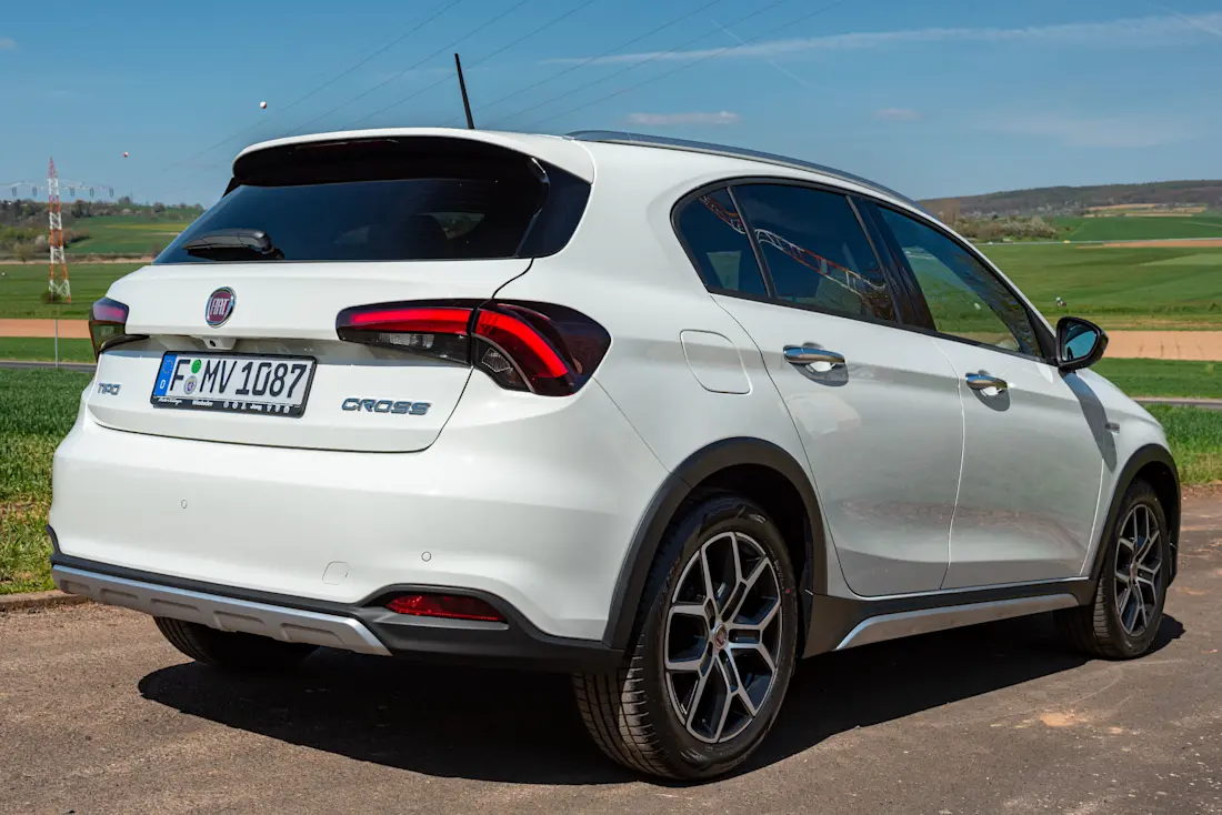 Fiat-Tipo-Cross-2021-Rear-Side Fiat-Tipo-Cross-2021-Rear-Side