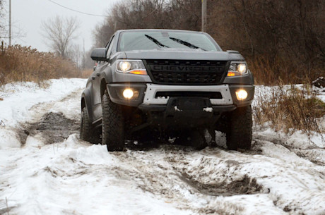 Chevrolet Colorado ZR2 Bison 2020 vs Jeep Gladiator Rubicon 2020 : match comparatif Image