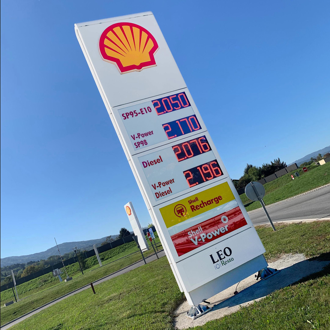 Editorial fuel prices at shell gas station in europe 231215 jk