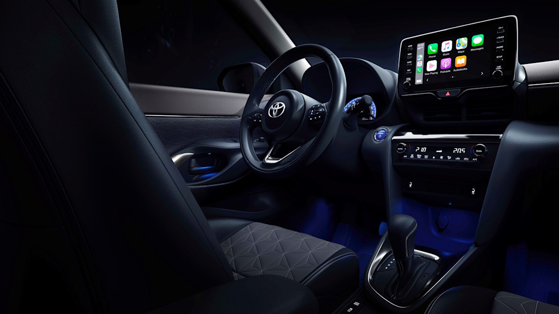 Toyota Yaris Cross 2021 Int Cockpit recht.jpg