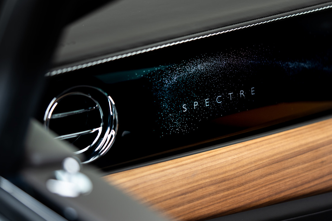 P90530454_highRes_rolls-royce-spectre-