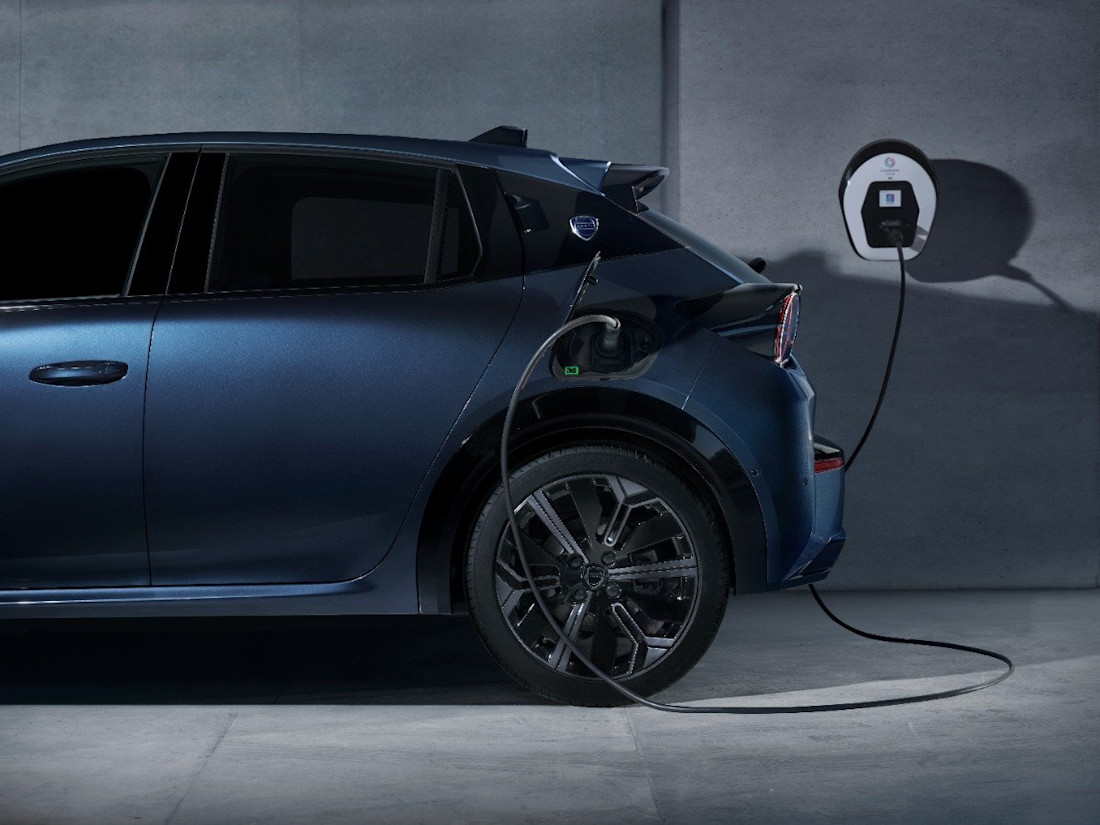 met-dit-gekkigheidje-verhelpt-de-lancia-ypsilon-2024-de-grootste-ergernis-van-snelladen-2024-11.jpg