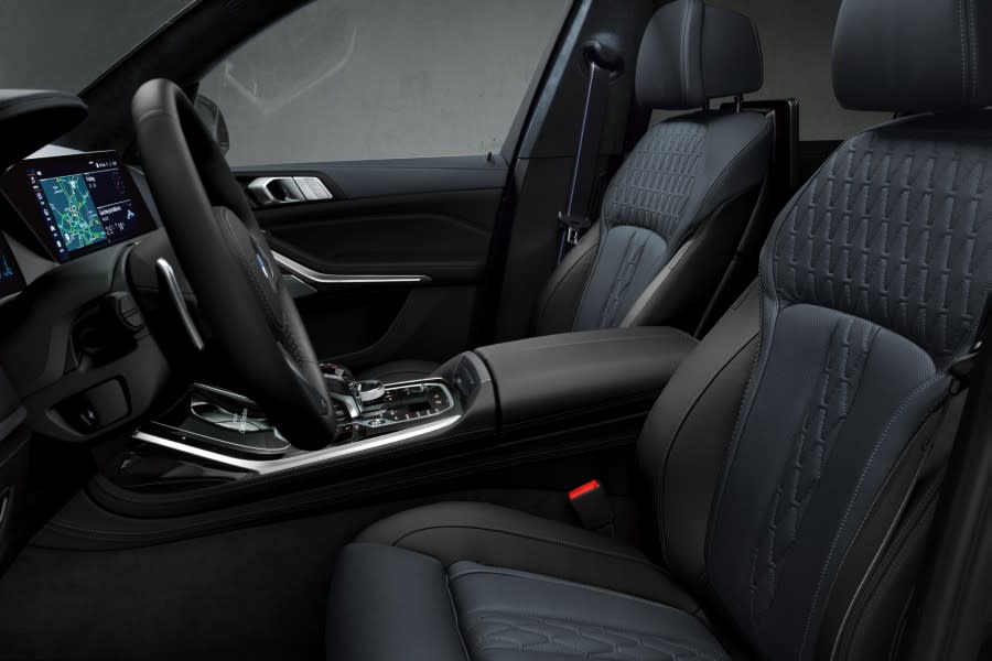P90386165_highRes_bmw-x7-edition-dark- (1).jpg