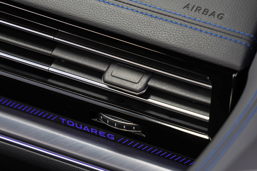 volkswagen touareg R eHybrid 2024 (14).jpg