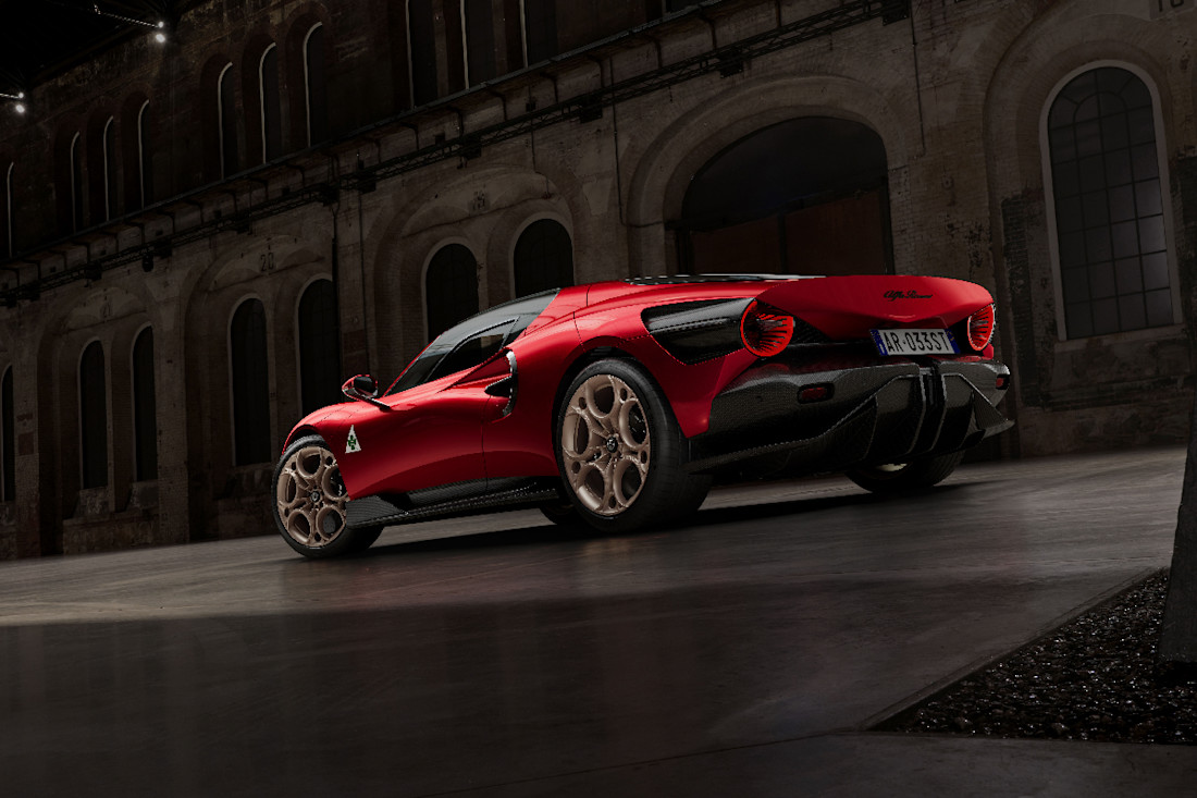 Alfa-Romeo-33-Stradale (8).jpg
