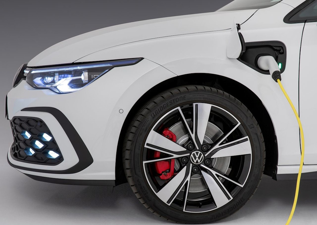 Volkswagen-Golf_GTE-2021-1280-0d.jpg
