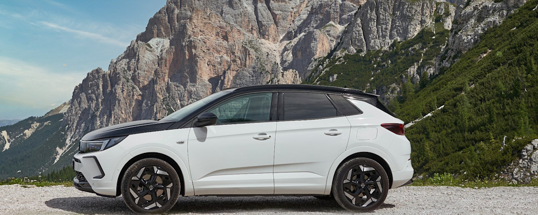 Opel Grandland Gse affronta i passi delle Dolomiti