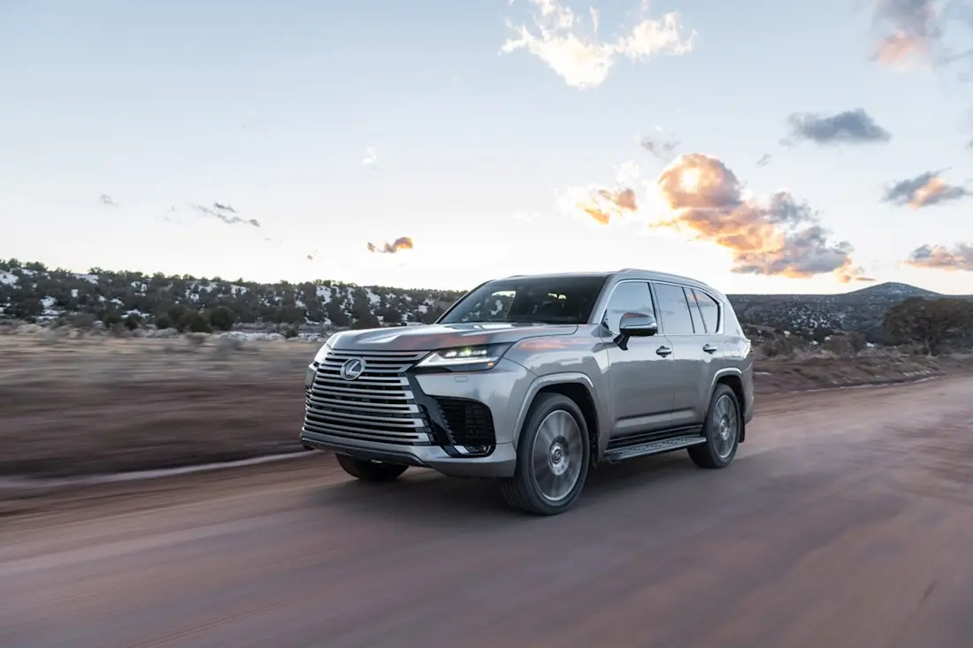 Lexus LX (2022) rijdend, vooraanzicht Lexus LX (2022) rijdend, vooraanzicht