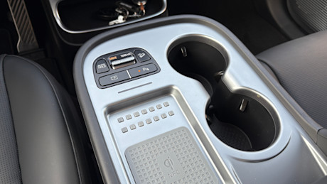 2026 Hyundai Ioniq 9 vs VinFast VF 9 Comparison Test + Video Body Image