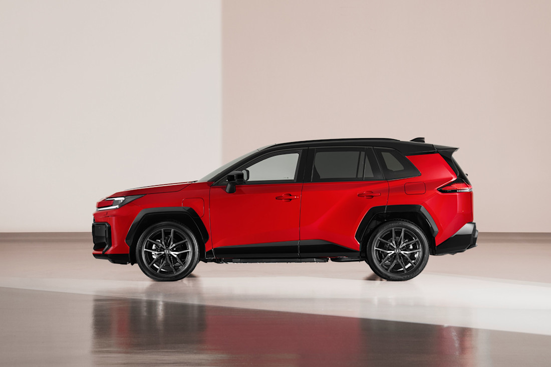 Toyota RAV4 2025: debutto nazionale ad Auto e Moto d’Epoca di Bologna