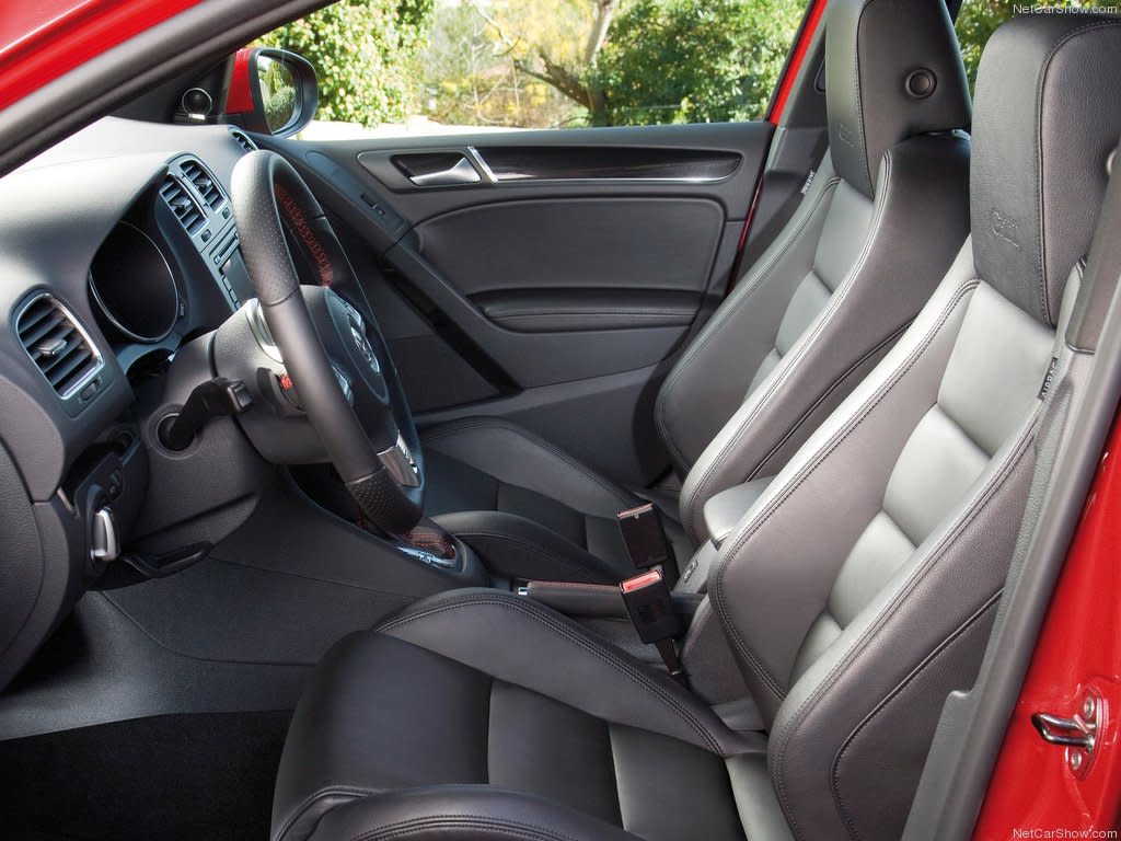 Volkswagen-Golf_GTI-2010-1024-3d.jpg