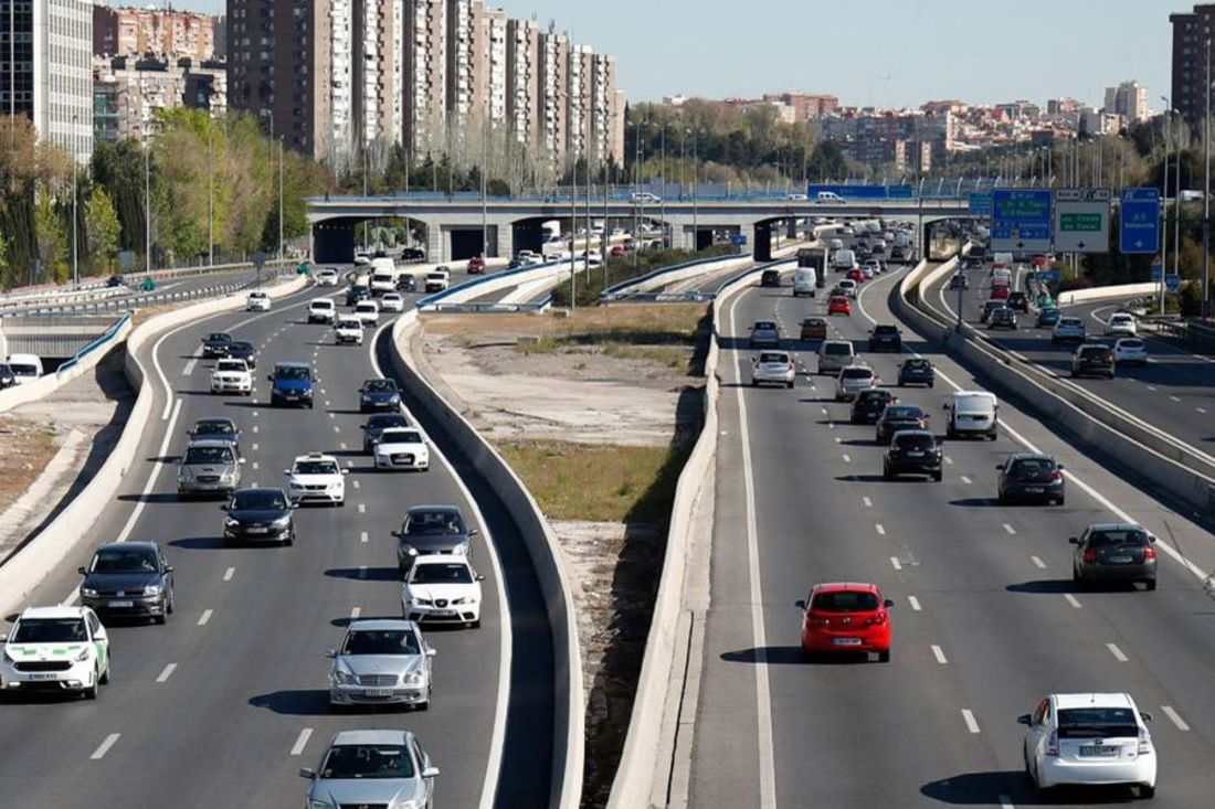 Adelantar por la derecha en autopista: ¿está permitido?