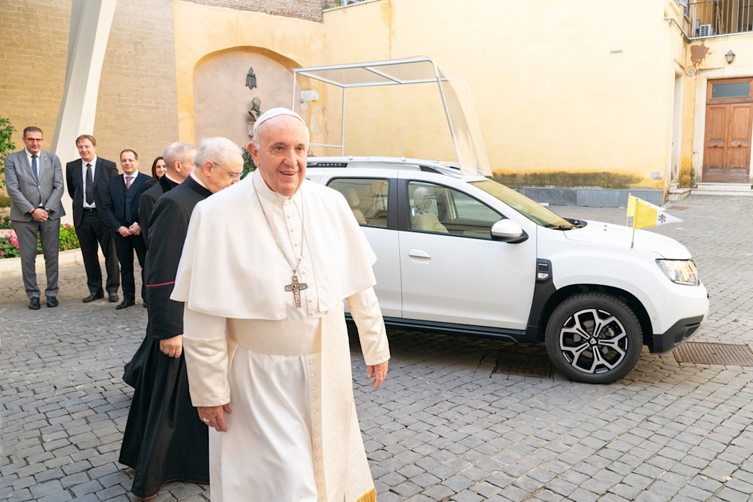 LEAD---GROUPE-RENAULT-DELIVERS-AN-EXCLUSIVE-DACIA-TO-POPE-FRANCIS-(3).jpg