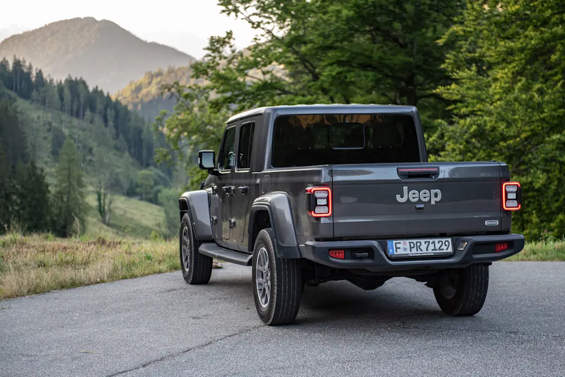 Jeep-Gladiator-Side-Rear Jeep-Gladiator-Side-Rear