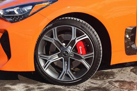 Editorial 2021 kia stinger gt limited neon orange 08 pb