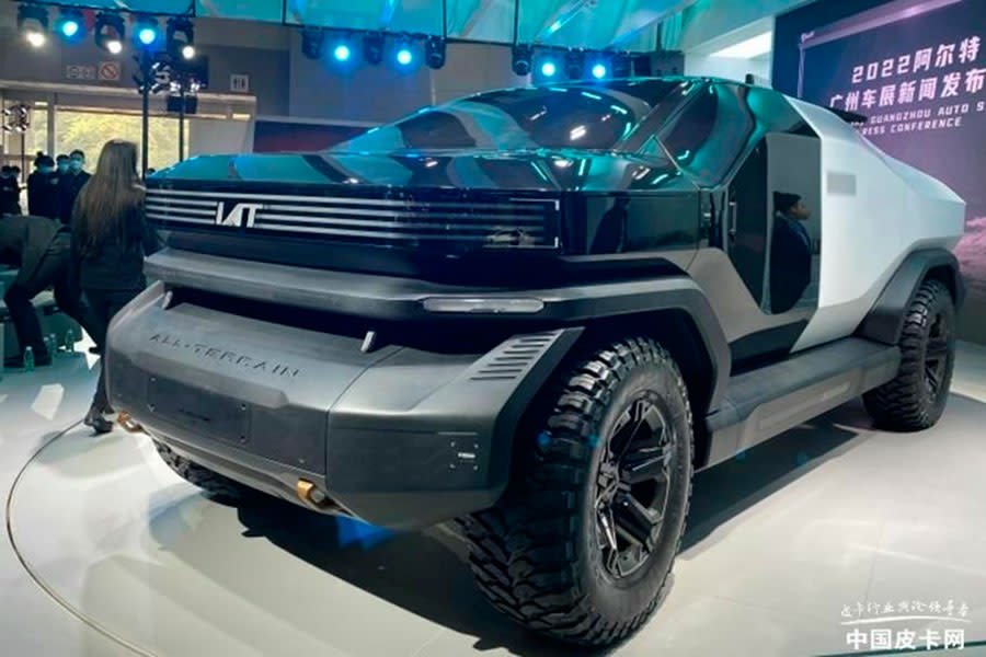 Tesla-cybertruck-chino-t-mad-(6).jpg