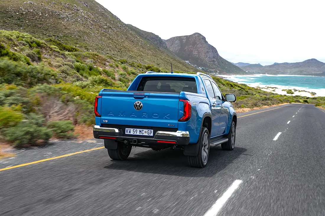 Volkswagen Amarok (2023) rijdend, achteraanzicht Volkswagen Amarok (2023) rijdend, achteraanzicht