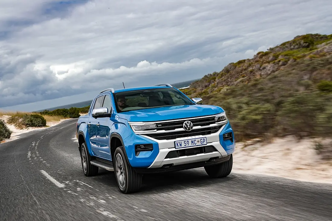 Volkswagen Amarok (2023) rijdend, vooraanzicht Volkswagen Amarok (2023) rijdend, vooraanzicht