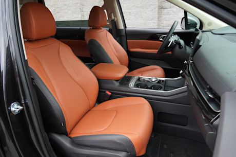 Duel de minifourgonnettes hybrides : la Kia Carnival se frotte à la Toyota Sienna Body Image