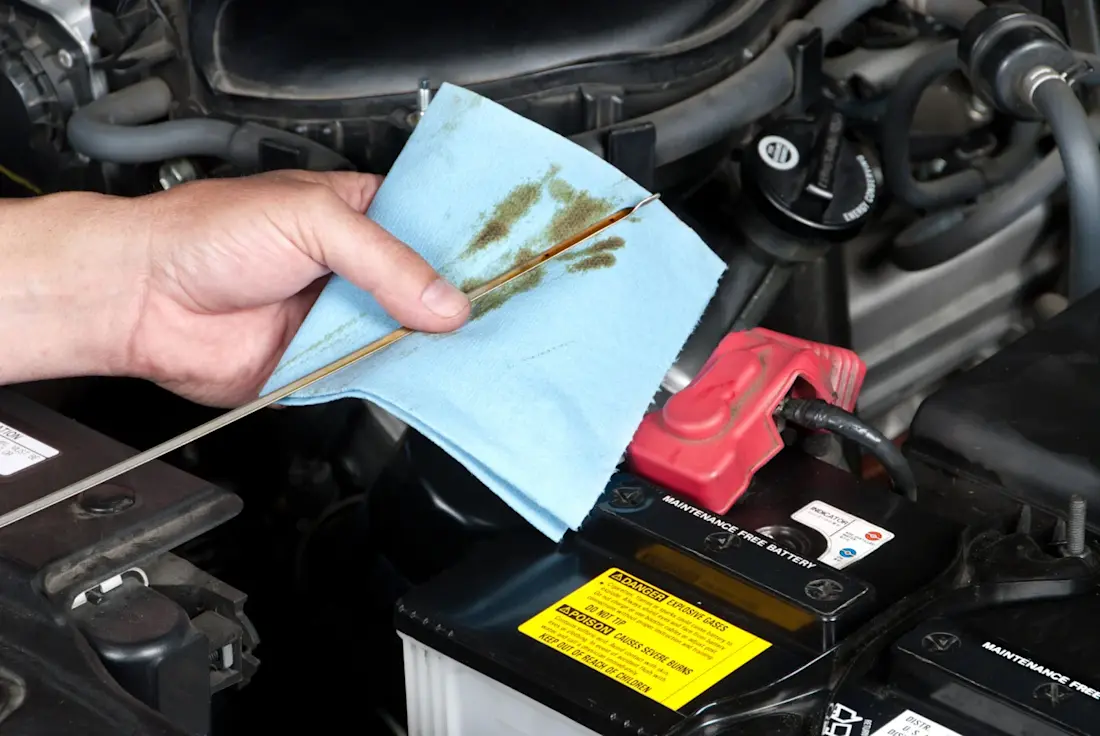 Controleer regelmatig zelf het oliepeil van je auto