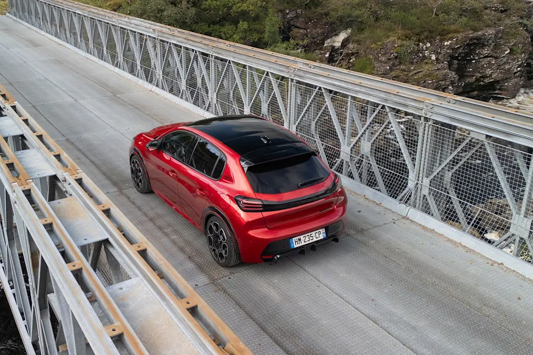 BEBE20261008  Peugeot e-208 GTi  02