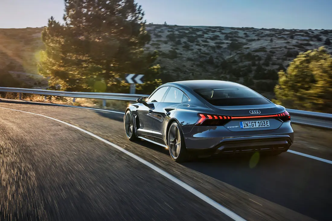AS24 E-Tron GT rijdend achter AS24 E-Tron GT rijdend achter