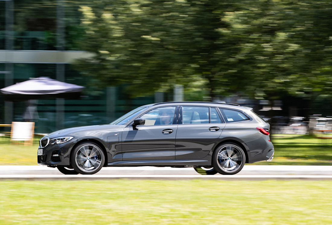 bmw-330e-touring-side