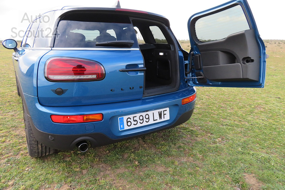 10_mini_clubman_puertas_tras_1_abierta.JPG