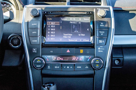 Editorial 2015 toyota camry xse v6 bm 15