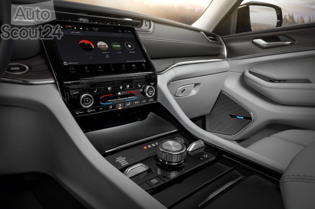 JeepGrandCherokeeLOverlandinterior_2 (2).jpg