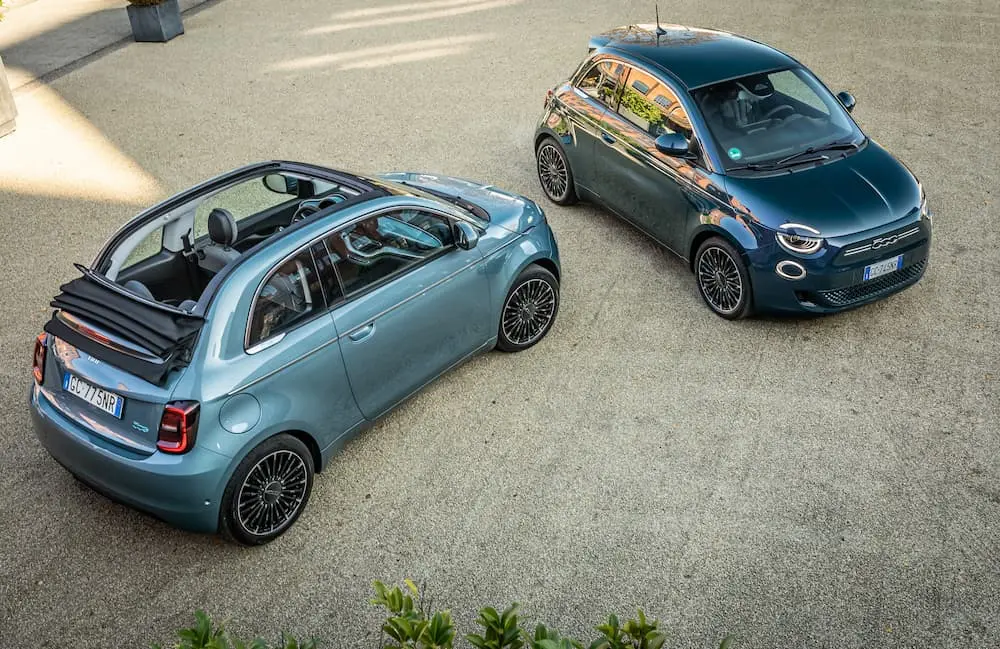  Den kultigen Fiat 500 gibt es seit 2020 rein elektrisch angetrieben, , als Kombi und Cabrio und bekommt 2024 die neue Version: Fiat 500e.
