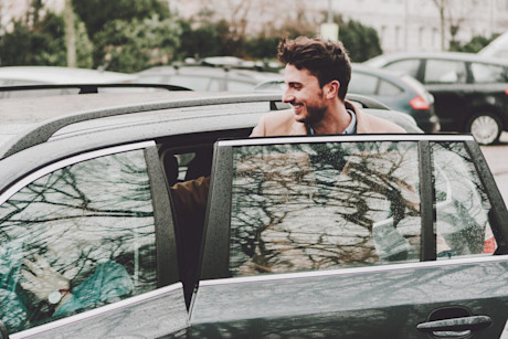 Mann steigt ins Auto 