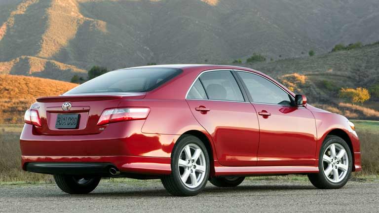 Toyota Camry privit din spate
