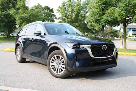 Match comparatif des VUS intermédiaires hybrides rechargeables, Édition 2024: Mazda CX-90 PHEV 2024 vs Mazda CX-70 PHEV 2025 Body Image