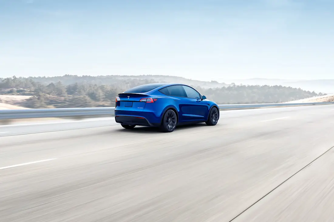 Tesla Model Y Long Range (2022) rijdend, achteraanzicht