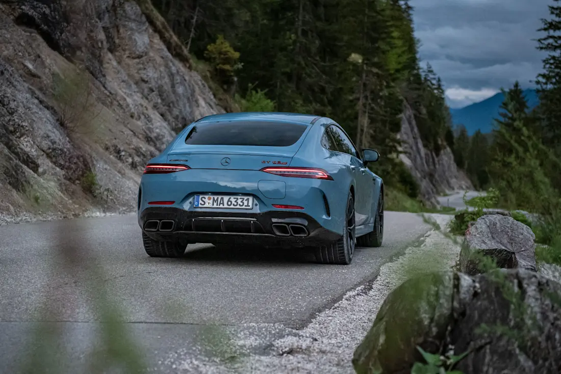 Wer es sich mit den Nachbarn nicht verscherzen will, kann flüsterleise ins Wohngebiet rollen. Ansonsten spielt die AMG-Sportabgasanlage aber auch das gute alte Lied vom Achtzylinder.  Wer es sich mit den Nachbarn nicht verscherzen will, kann flüsterleise ins Wohngebiet rollen. Ansonsten spielt die AMG-Sportabgasanlage aber auch das gute alte Lied vom Achtzylinder.