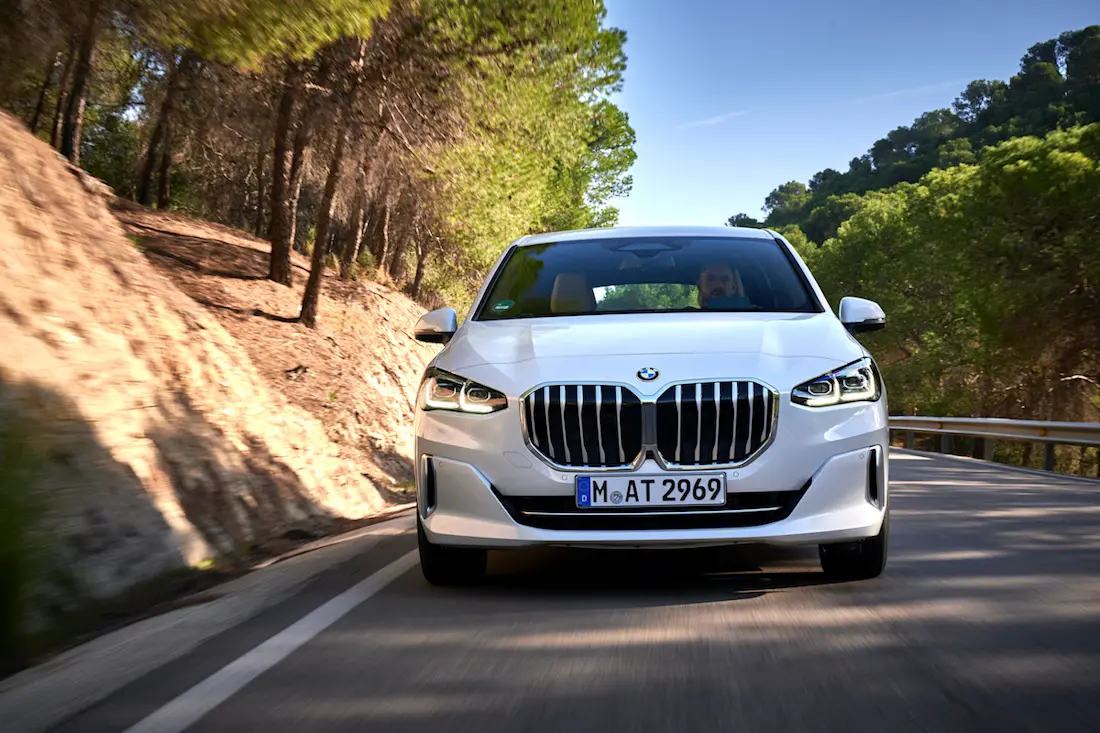BMW 2 Active Tourer (2022) rijdend, frontaal BMW 2 Active Tourer (2022) rijdend, frontaal