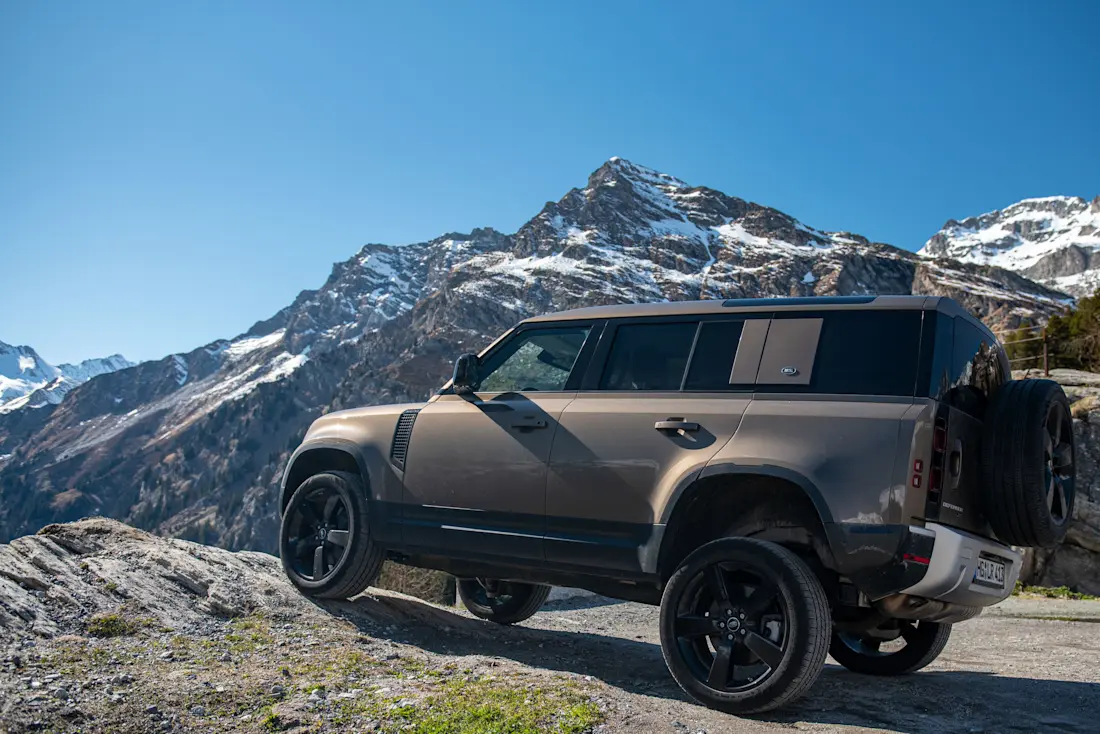 Weiterhin ein Könner abseits befestigter Wege: Der Land Rover Defender hat reichlich Rüstzeug an Bord, damit aus der Geländefahrt kein unkalkulierbares Risiko wird. Den Bergsteigerqualitäten im Wege könnte nur das satte Eigengewicht von 2,6 Tonnen stehen.  Weiterhin ein Könner abseits befestigter Wege: Der Land Rover Defender hat reichlich Rüstzeug an Bord, damit aus der Geländefahrt kein unkalkulierbares Risiko wird. Den Bergsteigerqualitäten im Wege könnte nur das satte Eigengewicht von 2,6 Tonnen stehen.