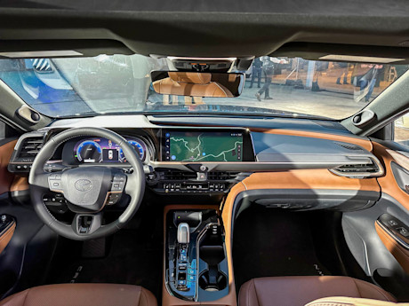 Editorial 2025 toyota crown signia p 231115 11 jw