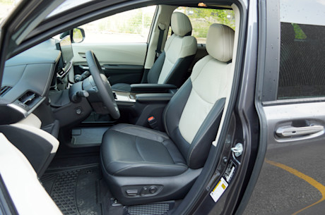 Duel de minifourgonnettes hybrides : la Kia Carnival se frotte à la Toyota Sienna Body Image