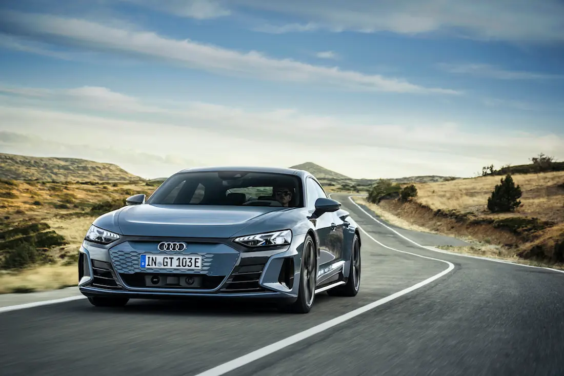 AS24 E-Tron GT rijdend voor AS24 E-Tron GT rijdend voor