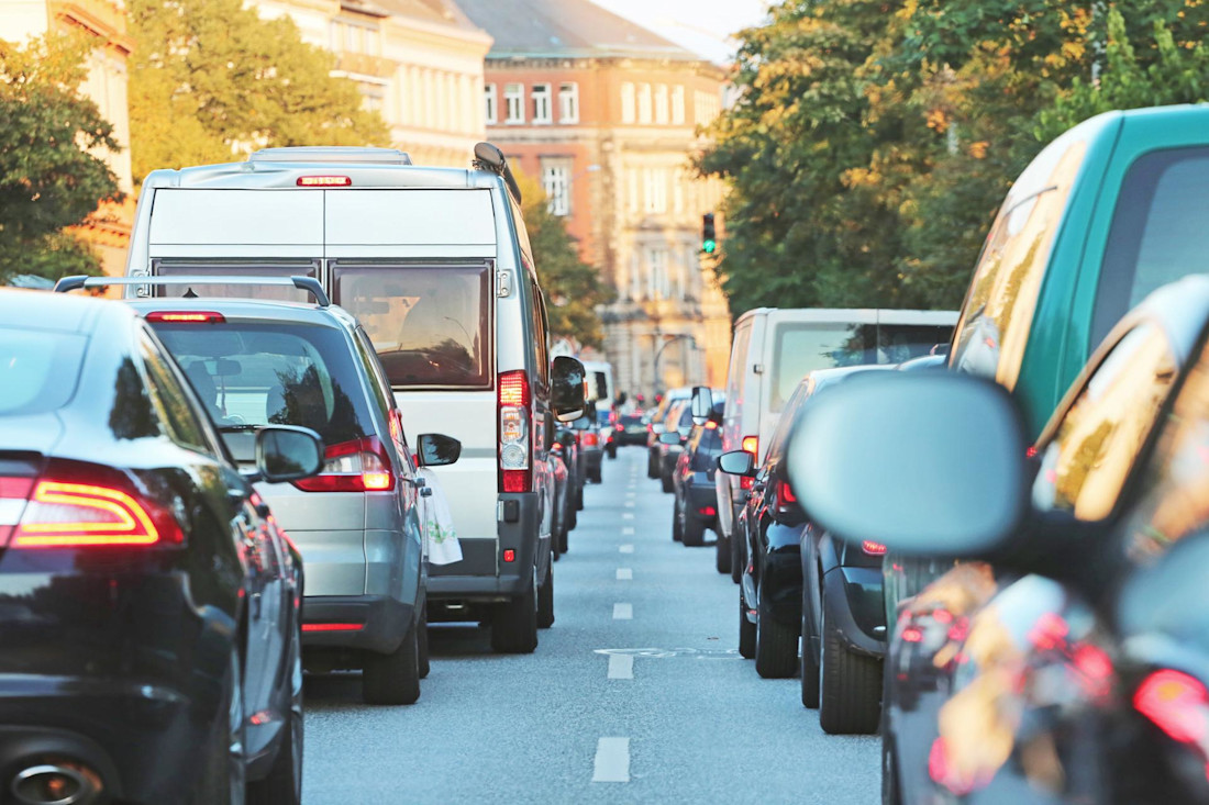Verkehrsverstöße: Umfrage zeigt, welche Regeln deutsche Autofahrer missachten – und warum