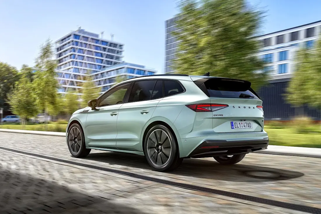  Der Elektro-SUV Skoda Enyaq iV bietet mit seinem bis auf 1.710 Liter erweiterbarem Kofferraum viel Platz.