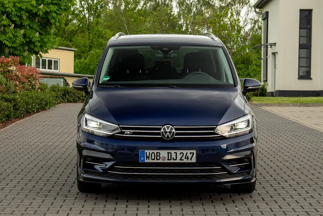 vw-touran-2026-front