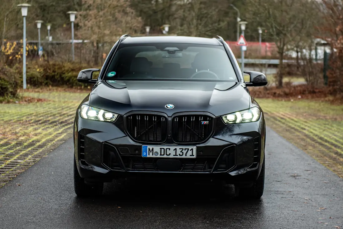 bmw-x5-m60i-xdrive-2025-front