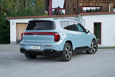 4 mercedes-benz-glb-250+-eq-2026-heck-schraeg