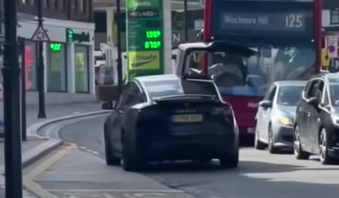 Aïe : un Tesla Model X tape sa porte "Falcon Wing" dans un bus londonien